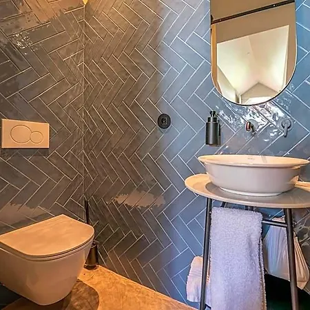Hotel Sutrooms *