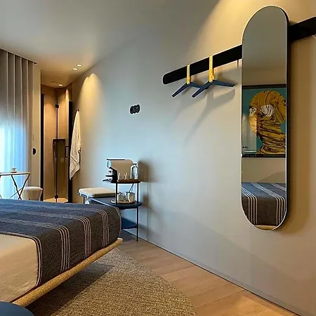 Hotel Sutrooms *